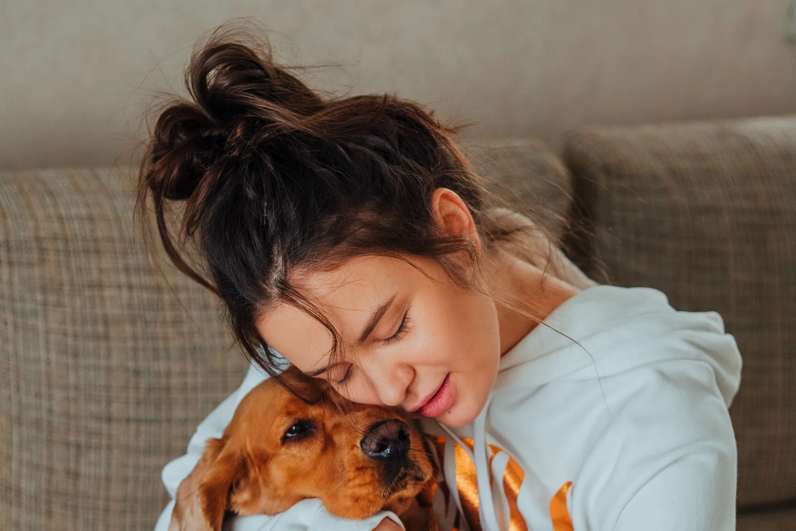 Une femme prend son chien dans ses bras